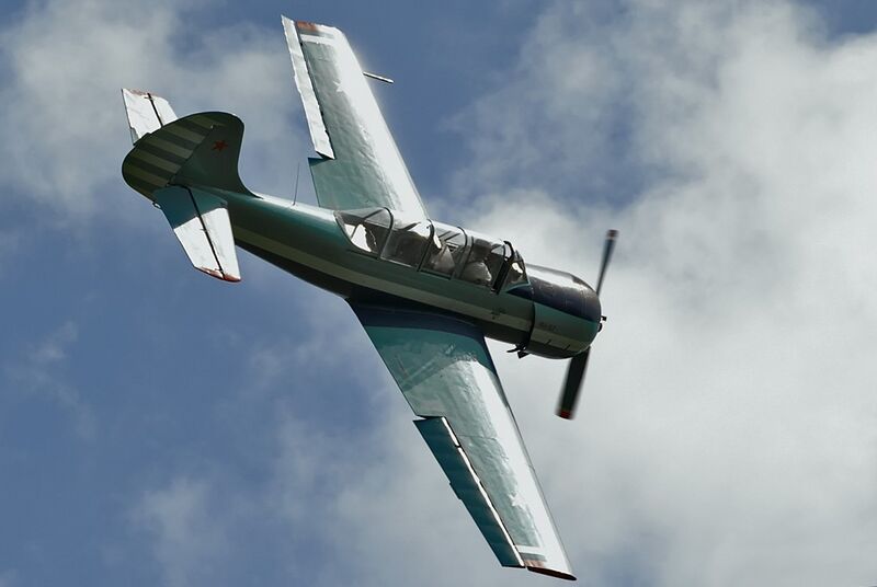 File:Flight. Yak-52 (8169897047).jpg